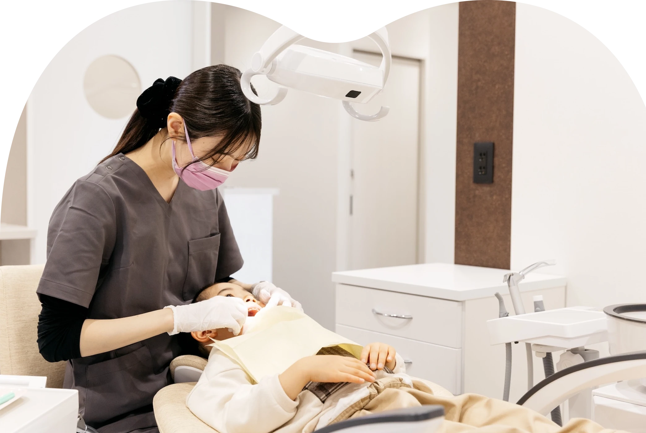 女性医師の治療中の様子